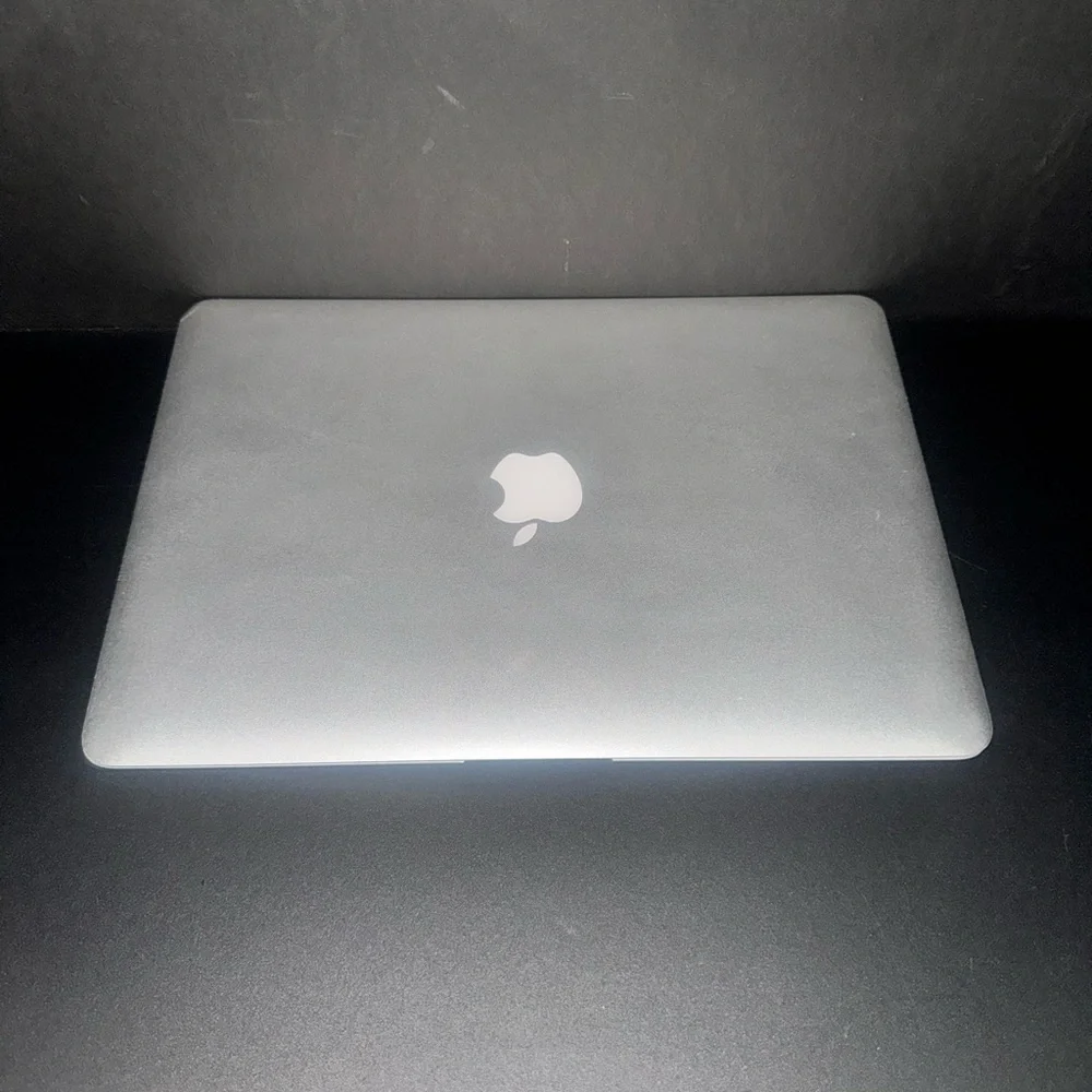 Apple MacBook in Sleek Silver